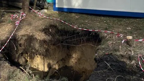 Dwie wyrwy jednego dnia. Rano ziemia zapadła się przy bloku, po południu na działkach