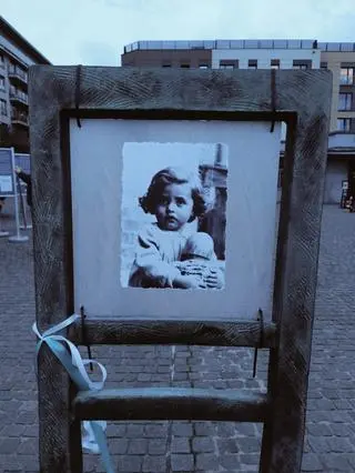 Basia Israel. Wystawa fotografii na placu Bohaterów Getta w Krakowie