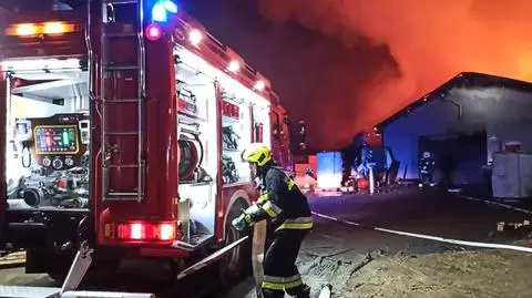 Pożar tartaku w Przeciszowie, ranny strażak