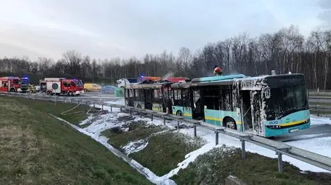 Kłęby dymu nad autostradą A4. Spłonął autobus miejski