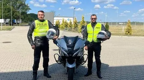 Aleksandrów Kujawski. Policjanci pomogli kobiecie wydostać się z pożaru