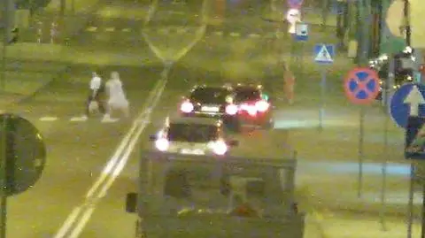Zatrzymał się, by przepuścić dwie piesze. W tył jego auta uderzył inny samochód