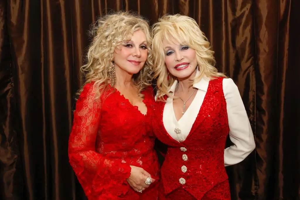 Stella Parton i Dolly Parton w 2014 roku