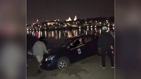 Jechał po pasażera, zakopał się na plaży nad Wisłą. "Samochód stał dwa metry od wody"