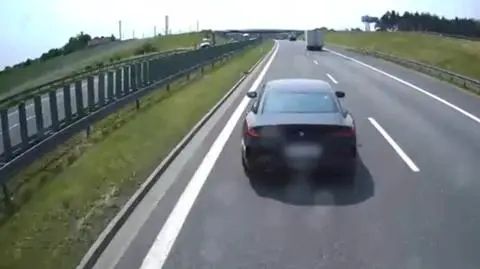 Wyprzedził pasem awaryjnym i zajechał drogę ciężarówce. Zarzut dla kierowcy bmw