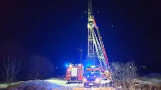 Mężczyzna zawisł na maszcie oświetleniowym