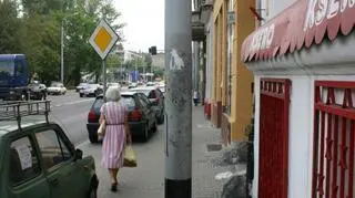 Wyrastająca z ziemi olbrzymia latarnia