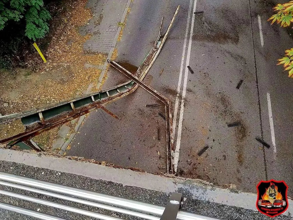 Strażacy usunęli elementy kładki 