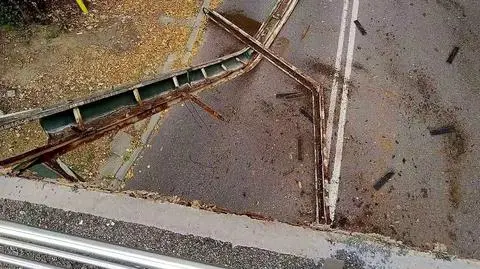 Strażacy usunęli elementy kładki 