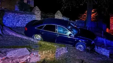 Auto zawisło na schodach