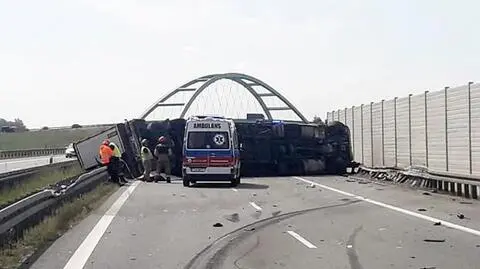 Kosili trawę na S3, obok nich, na boku, przejechała ciężarówka z naczepą