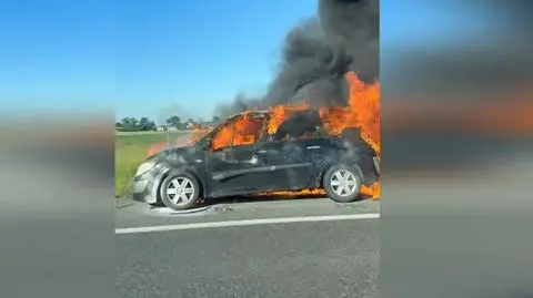 Samochód stanął w płomieniach na autostradzie A1
