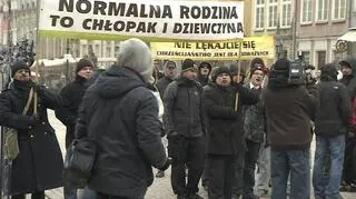 Członkowie ONR skandowali hasła "Pedały", "Zakaz pedałowania" czy "Do kopalni feministki"