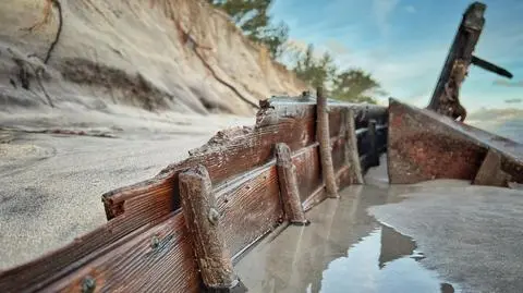 Sztorm odsłonił szalupę