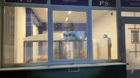 Biuro poselskie Mariusza Błaszczaka w Legionowie obrzucone kamieniami