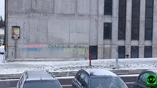 Napisy na ścianie budynku parafii pw. bł. ks. Popiełuszki w Rzeszowie. Zdjęcie otrzymaliśmy na Kontakt 24