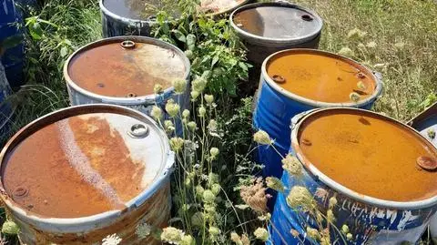 Ponad 130 beczek porzuconych na terenie dawnej drukarni. Mogą mieć niebezpieczną zawartość