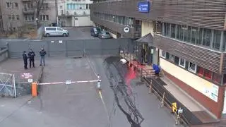 Usuwanie śladów czerwonej farby sprzed siedziby PiS po happeningu liderki Strajku kobiet