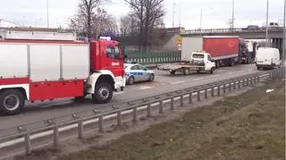 Strażacy usuwają wylany olej z jezdni