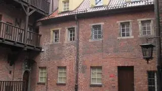 Stare więzienie całe w śniegu