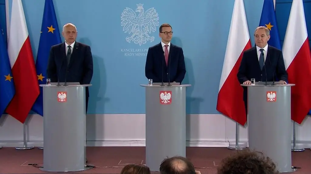 Morawiecki: w sprawie pożarów wysypisk śmieci nastąpiło zgłoszenie do ABW