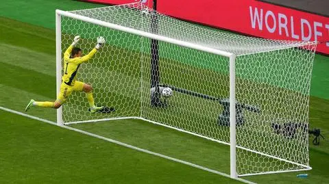 Niewiarygodny gol z połowy boiska. Piłka i bramkarz w siatce