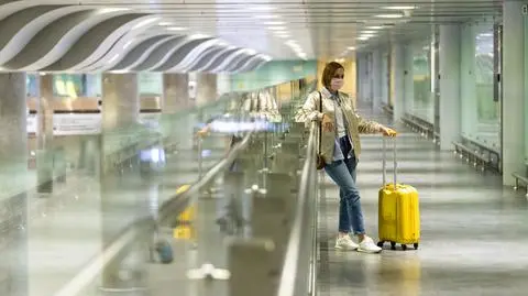 "Nie podróżuj wtedy, kiedy nie jest to konieczne". MSZ wprowadza trzeci poziom ostrzeżenia