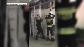 Ratownicy musieli wybić dziurę w kominie