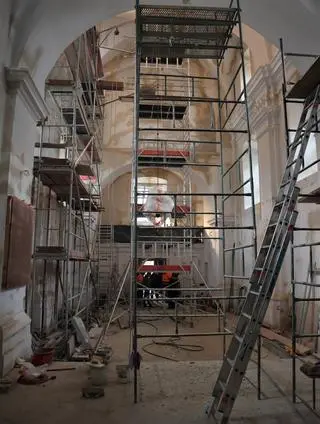 W sali ekspozycyjnej muzeum trwa remont