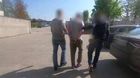 "Wybijał szybę i podpalał podsufitkę". Odpowie za zniszczenie sześciu samochodów