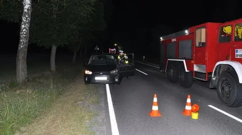 Wyprzedzał, potrącił pieszego. 54-latek nie żyje