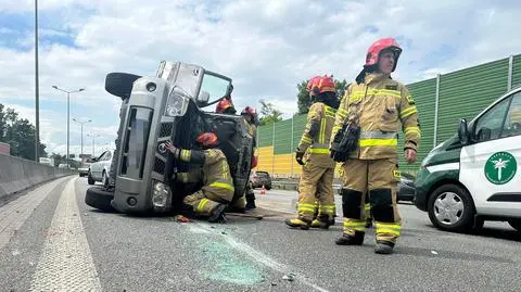 Samochód na boku, S8 stała w korku 