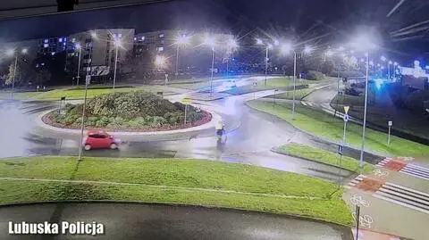 Rowerzysta przewraca się, po chwili najeżdża na niego samochód. Nagranie