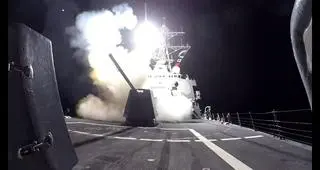 Wystrzał rakiety Tomahawk z amerykańskiego niszczyciela w stronę Jemenu