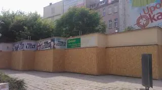 Była cukiernia, są zastawione witryny