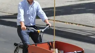 Prowadzący rower - Jerzy Woźniakiewicz, dyrektor WBP w Krakowie