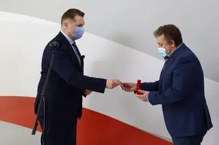 Minister Przemysław Czarnek odznaczył dyrektora Dariusza Jakóbka