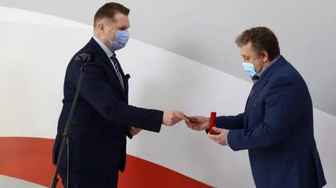 Minister Przemysław Czarnek odznaczył dyrektora Dariusza Jakóbka
