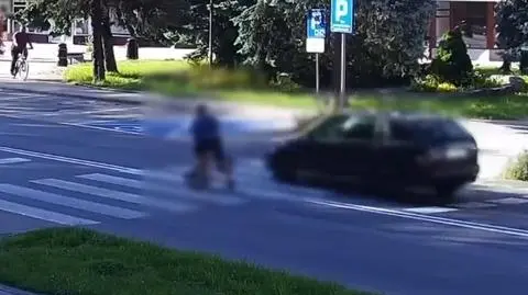 W ostatniej chwili odciągnął dziecko do tyłu, kierowca rozpędzonego auta nawet nie zwolnił