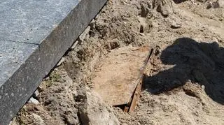 Urny leżały w metalowej skrzyni