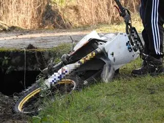 Motocyklista uderzył w ogrodzenie jednej z posesji