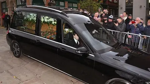 Wzruszające pożegnanie Charltona. Tysiące ludzi na ulicach Manchesteru