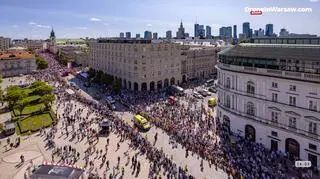 Uczestnicy stopniowo wypełniali ulicę i chodnik