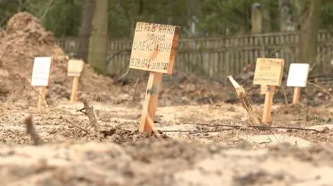 Czernihów wyzwolony. Ofiary ostrzałów są przenoszone do indywidualnych grobów