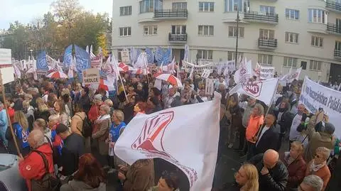 "Mamy gotowe rozwiązania". Pikieta nauczycieli przed ministerstwem edukacji