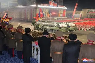 Parada wojskowa z okazji 75-lecia Koreańskiej Armii Ludowej 