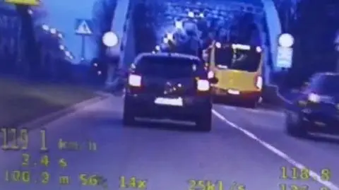 Gnał przez miasto 119 kilometrów na godzinę, wyprzedzał na pasach. Spieszył się do dziewczyny