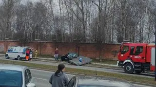 Zderzyły się dwa samochody. Porsche ścięło wiatę przystankową