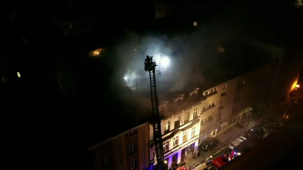 Wybuch w kamienicy trwa akcja gaśnicza. Relacja reportera TVN24
