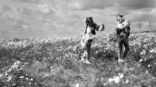 Ewa i Danuta Hartwig na łące